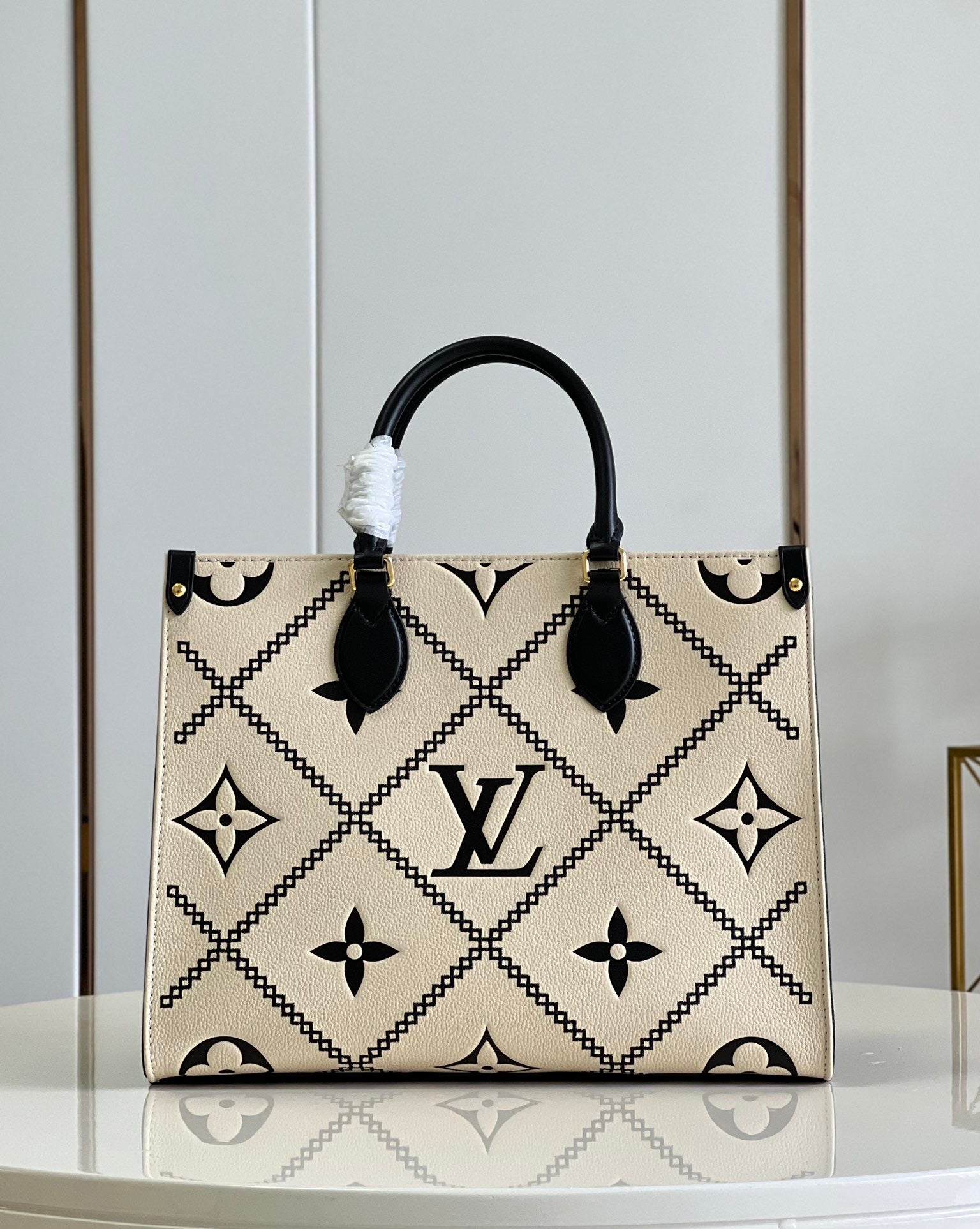 Louis Vuitton Onthego MM Tote Monogram Cream Beige Black 35cm