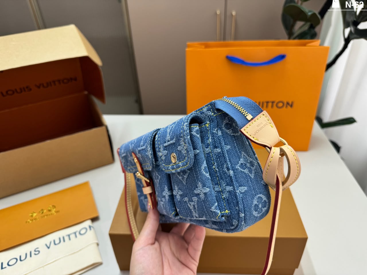 Louis Vuitton Accessoire Cargo Pochette Bag 23.5cm M27602