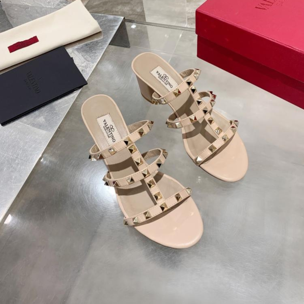 Valentino Garavani Rockstud Slide Sandal In Laminated Nappa Beige 7W2S0C47Vod P45