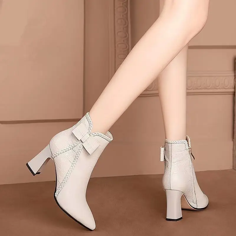 Chic White Ankle Boots with Bow Detail – Pointed Toe