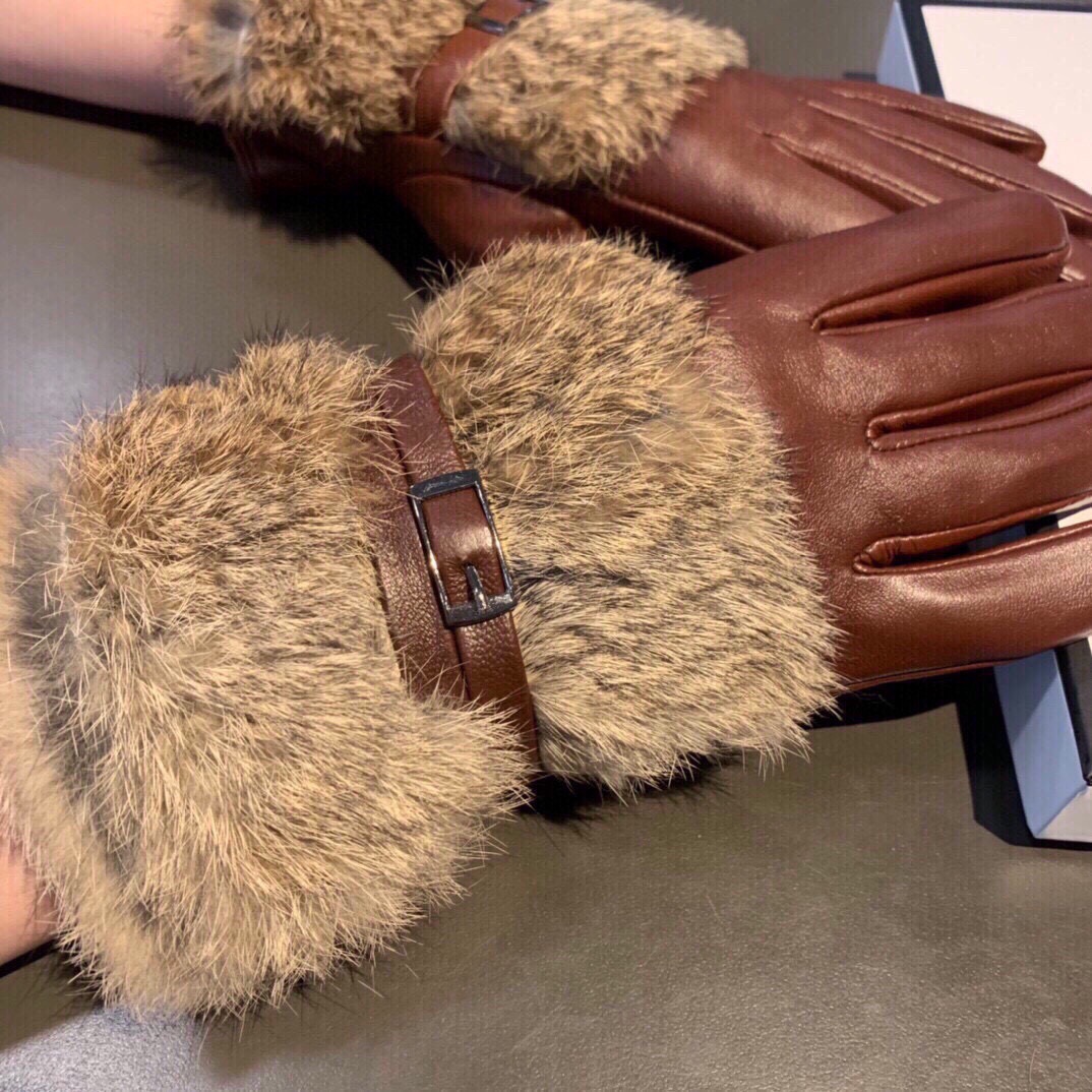 CHANEL Gloves in Lambskin