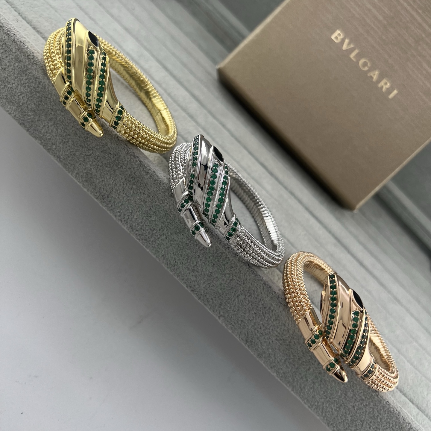 Snake-head green diamond and pearl twisted-arm spring bracelet