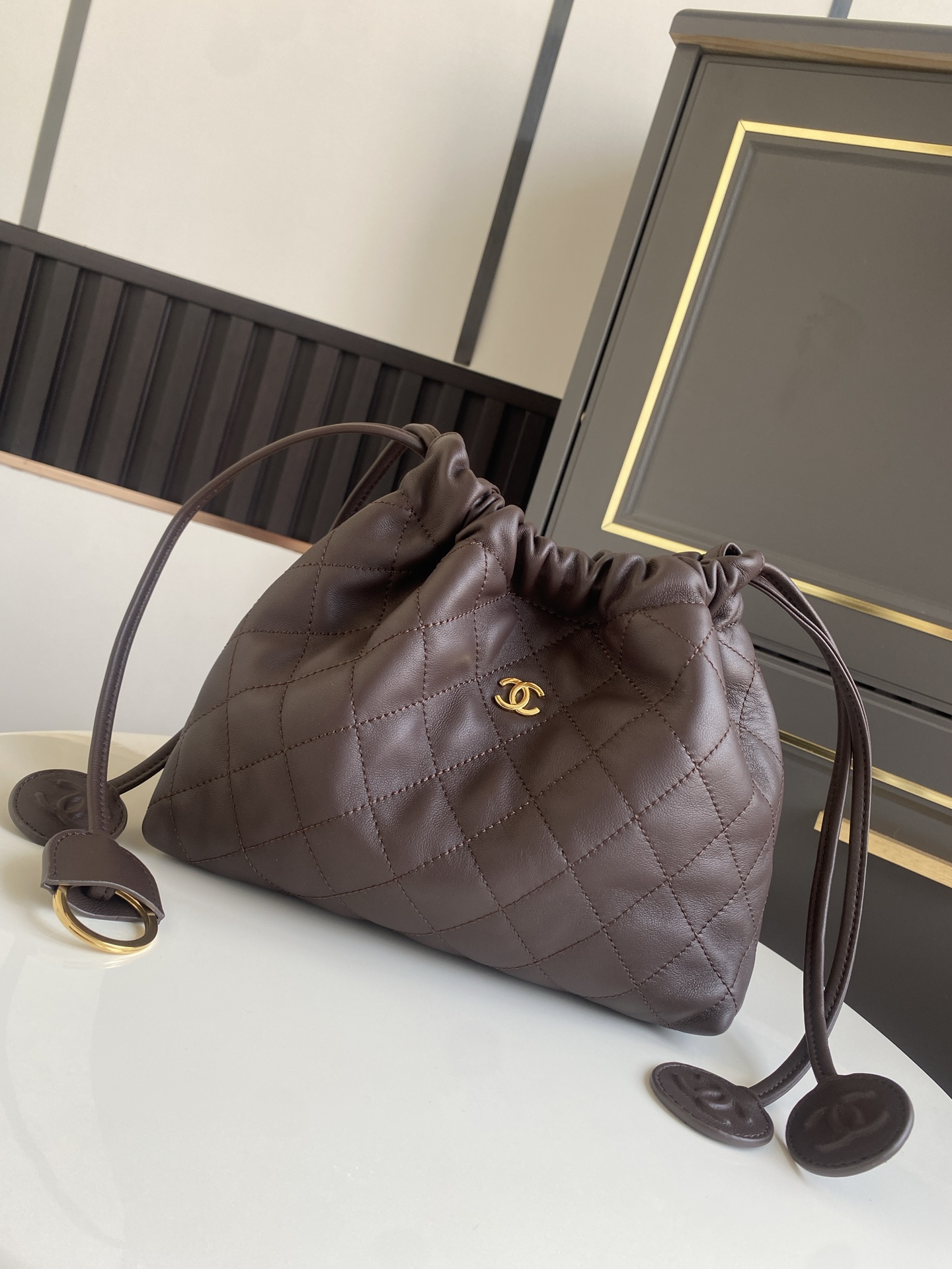 Quilted Lambskin Drawstring Hobo Bag（Chocolate）