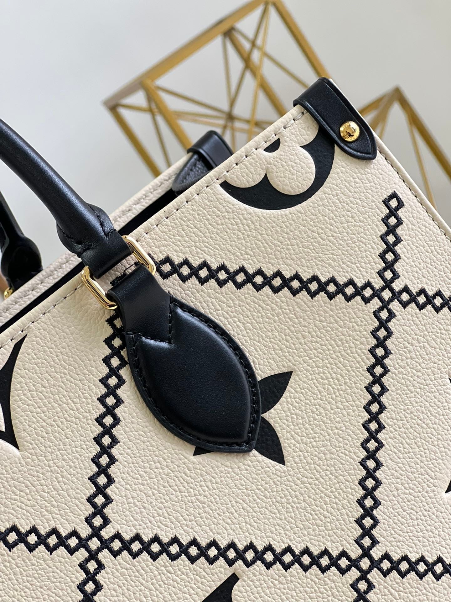 Louis Vuitton Onthego MM Tote Monogram Cream Beige Black 35cm