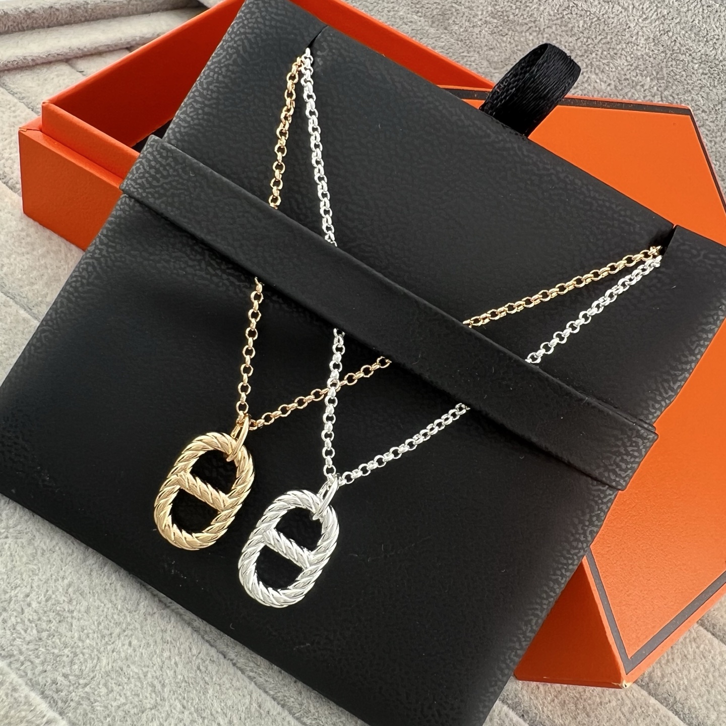 Twist buckle necklace