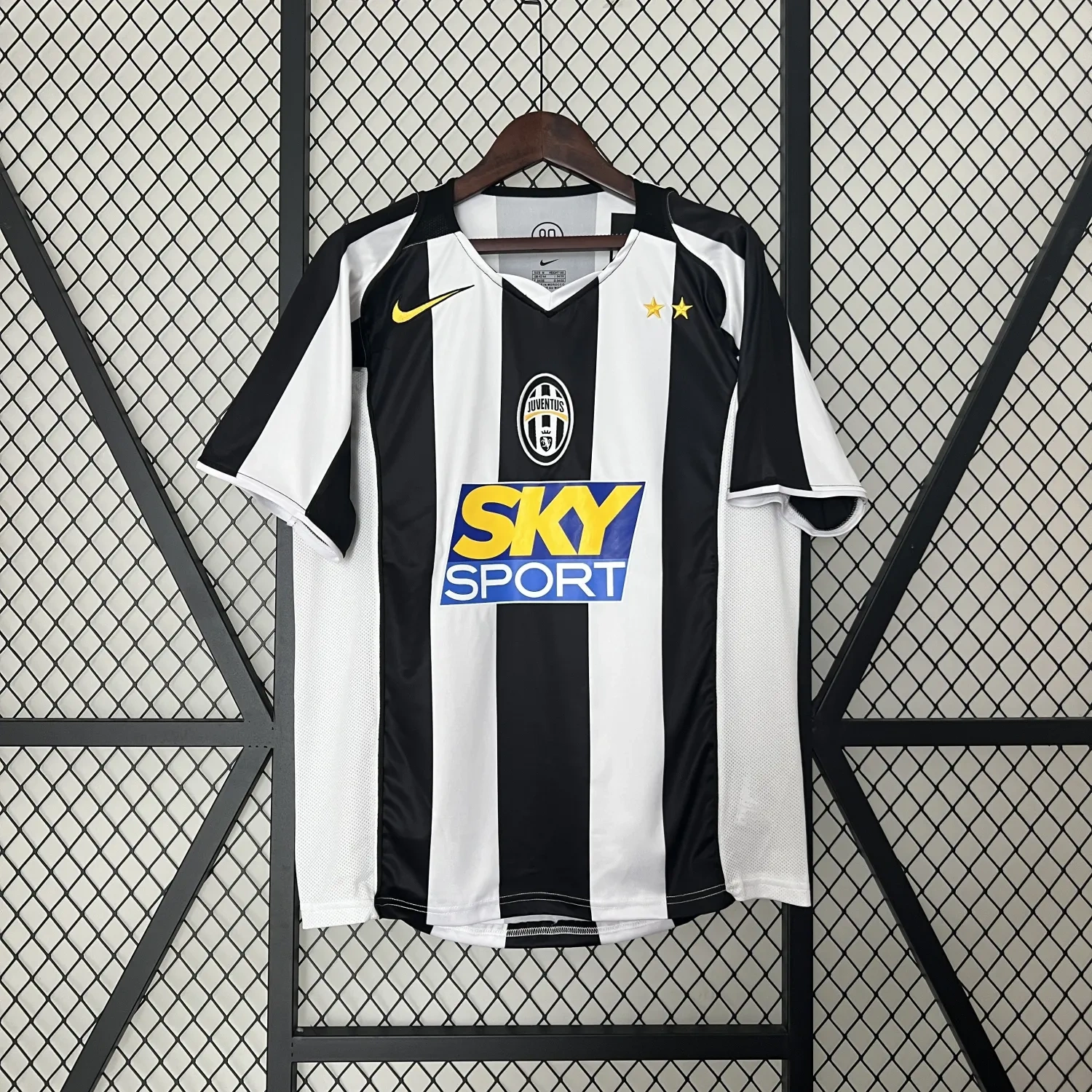 Retro 2004-05 Juventus home football jersey retro