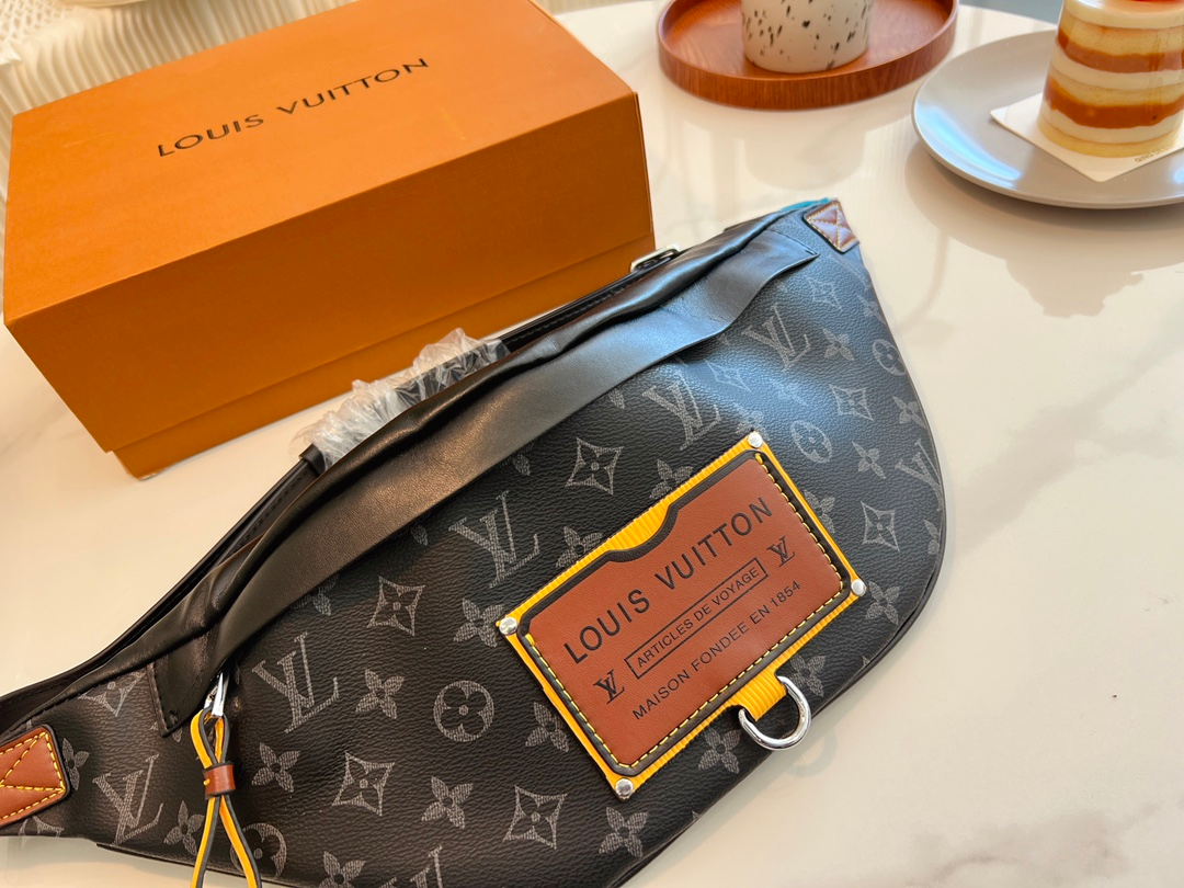 Louis Vuitton Discovery Bumbag Monogram Eclipse Gaston Label Savane 45Cm M45220
