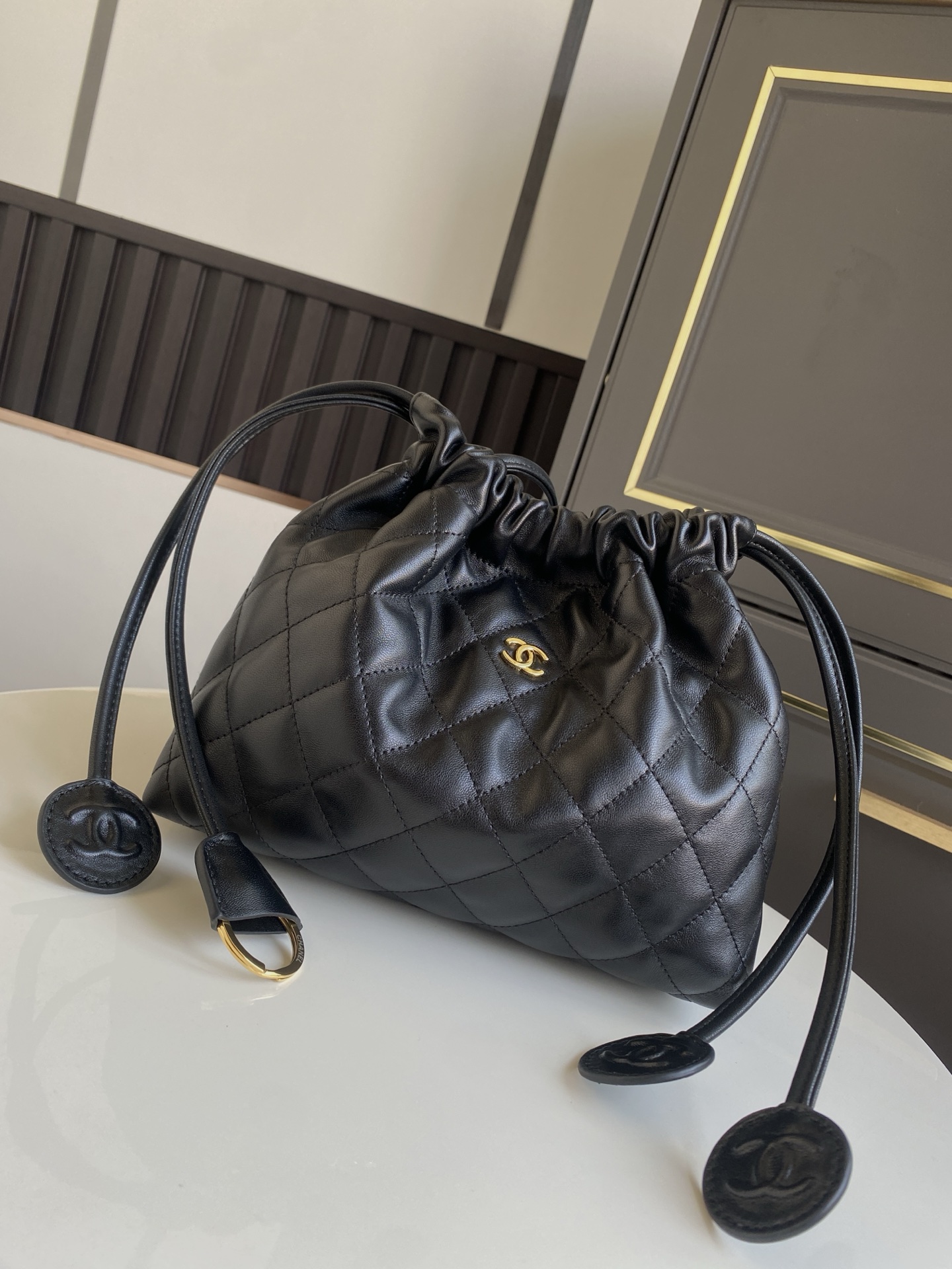 24BQuilted Lambskin Drawstring Hobo Bag（Black）