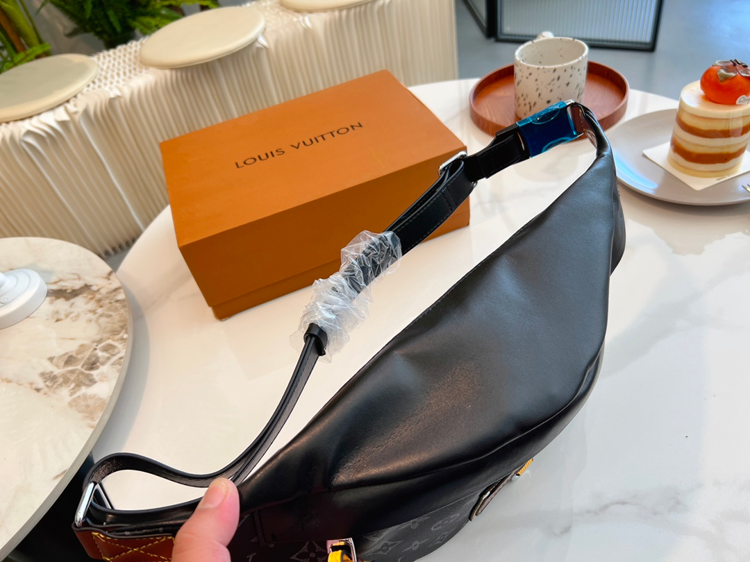 Louis Vuitton Discovery Bumbag Monogram Eclipse Gaston Label Savane 45Cm M45220