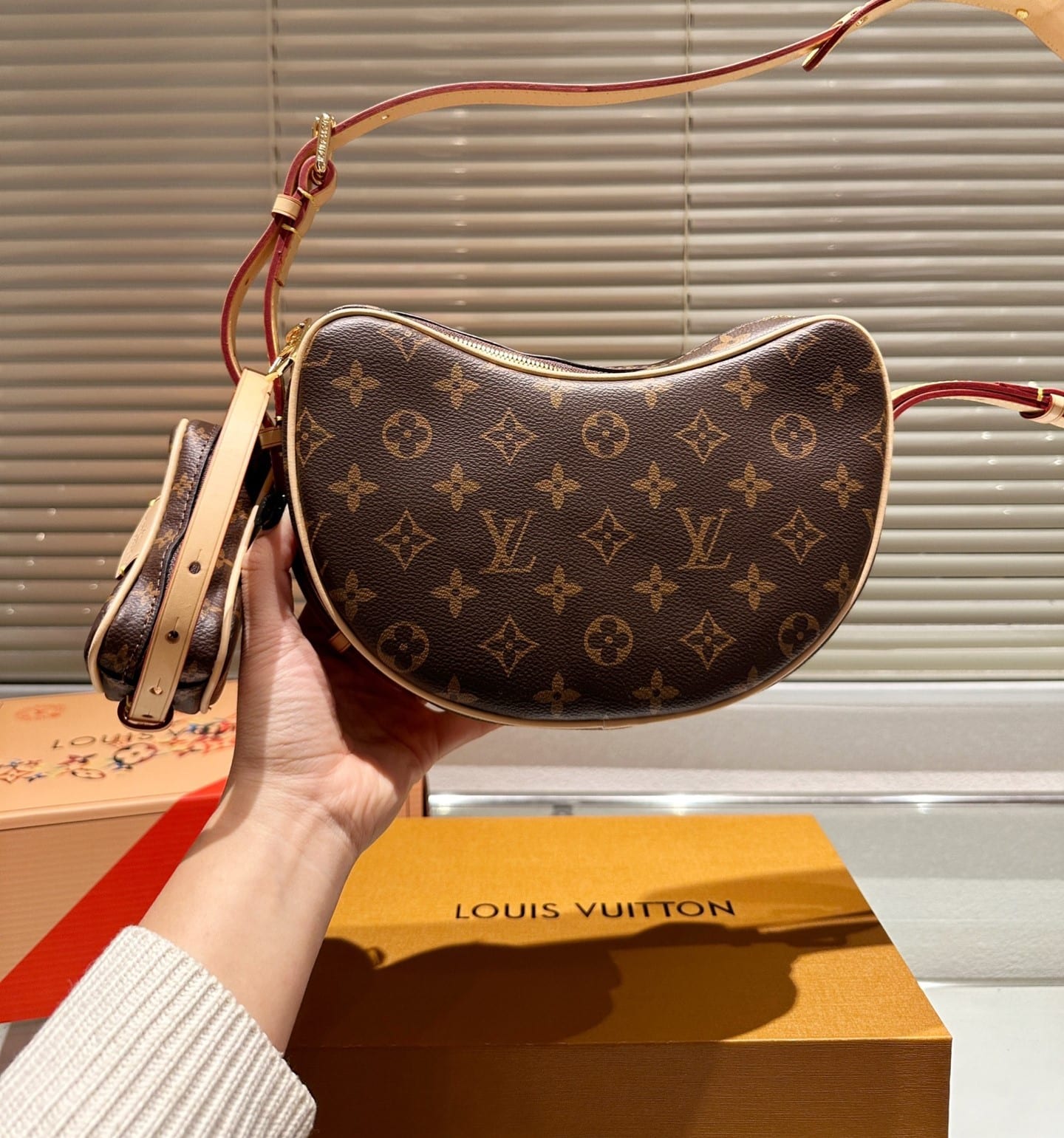 Louis Vuitton Croissant MM Monogram Canvas 25Cm M46828
