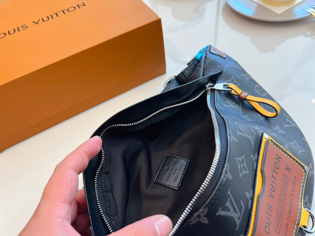 Louis Vuitton Discovery Bumbag Monogram Eclipse Gaston Label Savane 45Cm M45220
