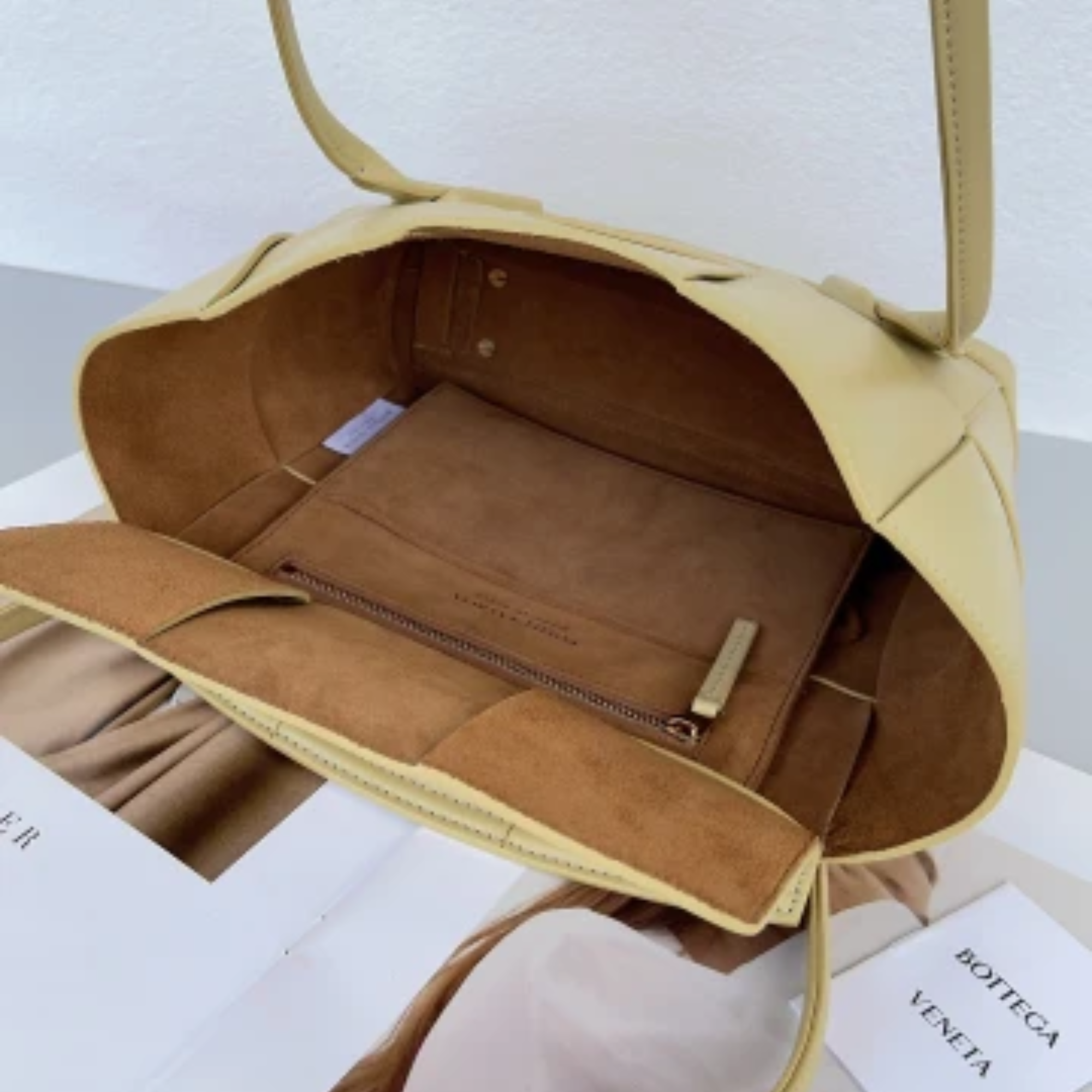 Bottega Veneta Arco Handbag Leather In Mud 20Cm
