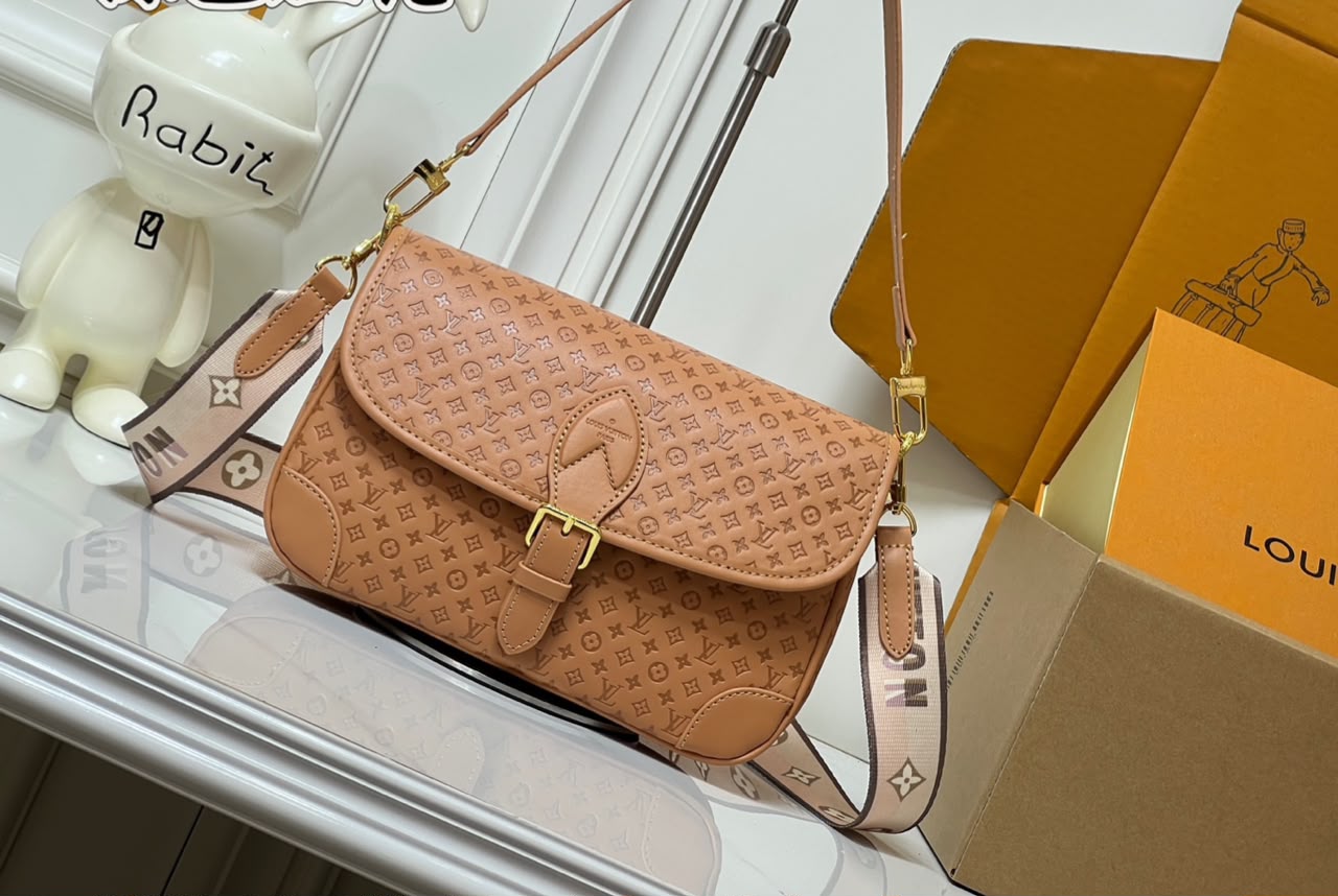 Louis Vuitton Diane PM Bag Noisette Color 24cm M29162