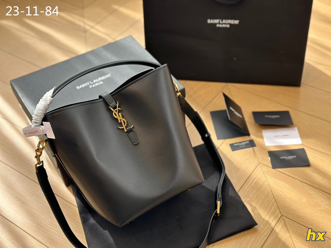 Saint Laurent Le 37 In Shiny Leather Black 25Cm