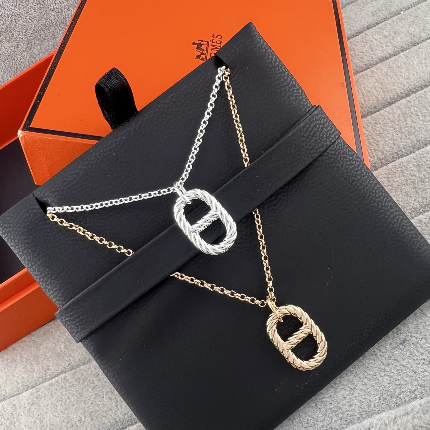 Twist buckle necklace