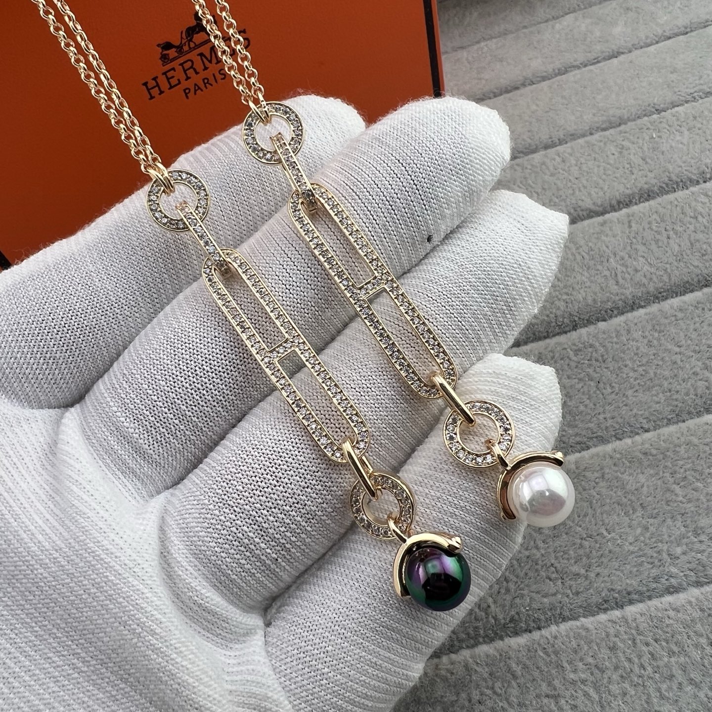 Pearl pendant necklace