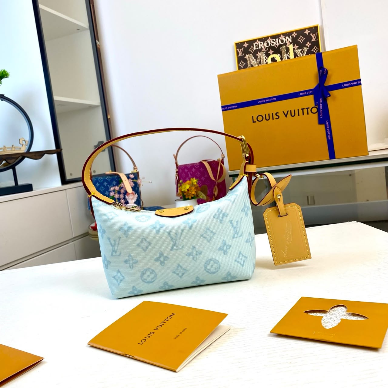 Louis Vuitton Hills Pochette Bag Bleu Courrier 18.5cmM28250