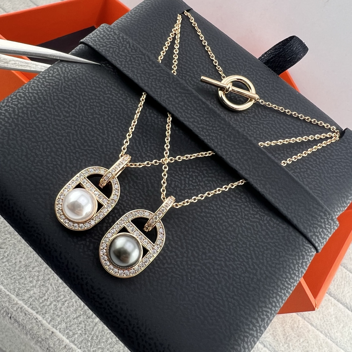 Diamond-encrusted pearl clasp necklace