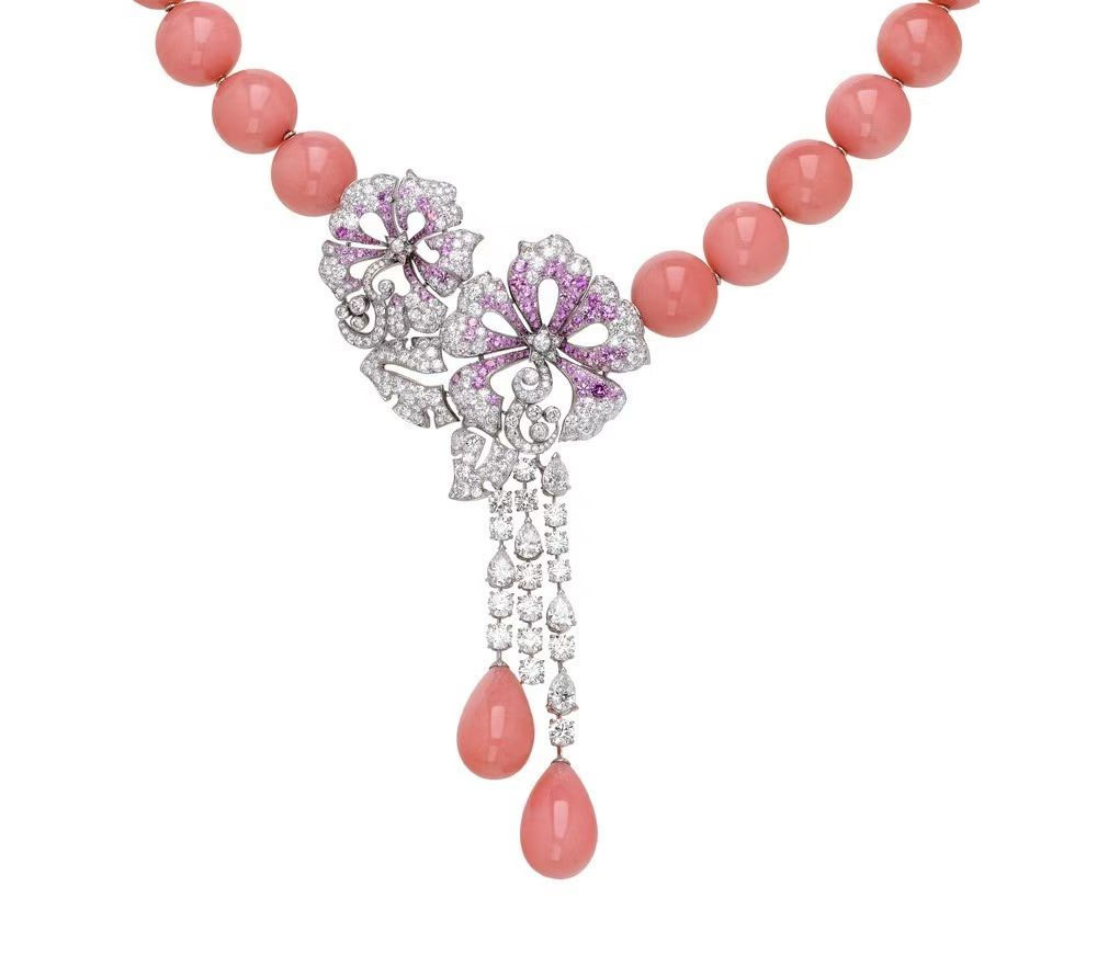 Chain-Attraction Necklace