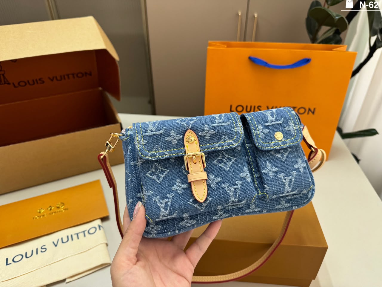 Louis Vuitton Accessoire Cargo Pochette Bag 23.5cm M27602