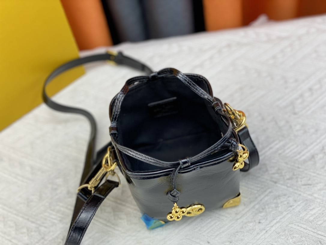 Louis Vuitton Néo Purse Lv Charms Black 15Cm M82886