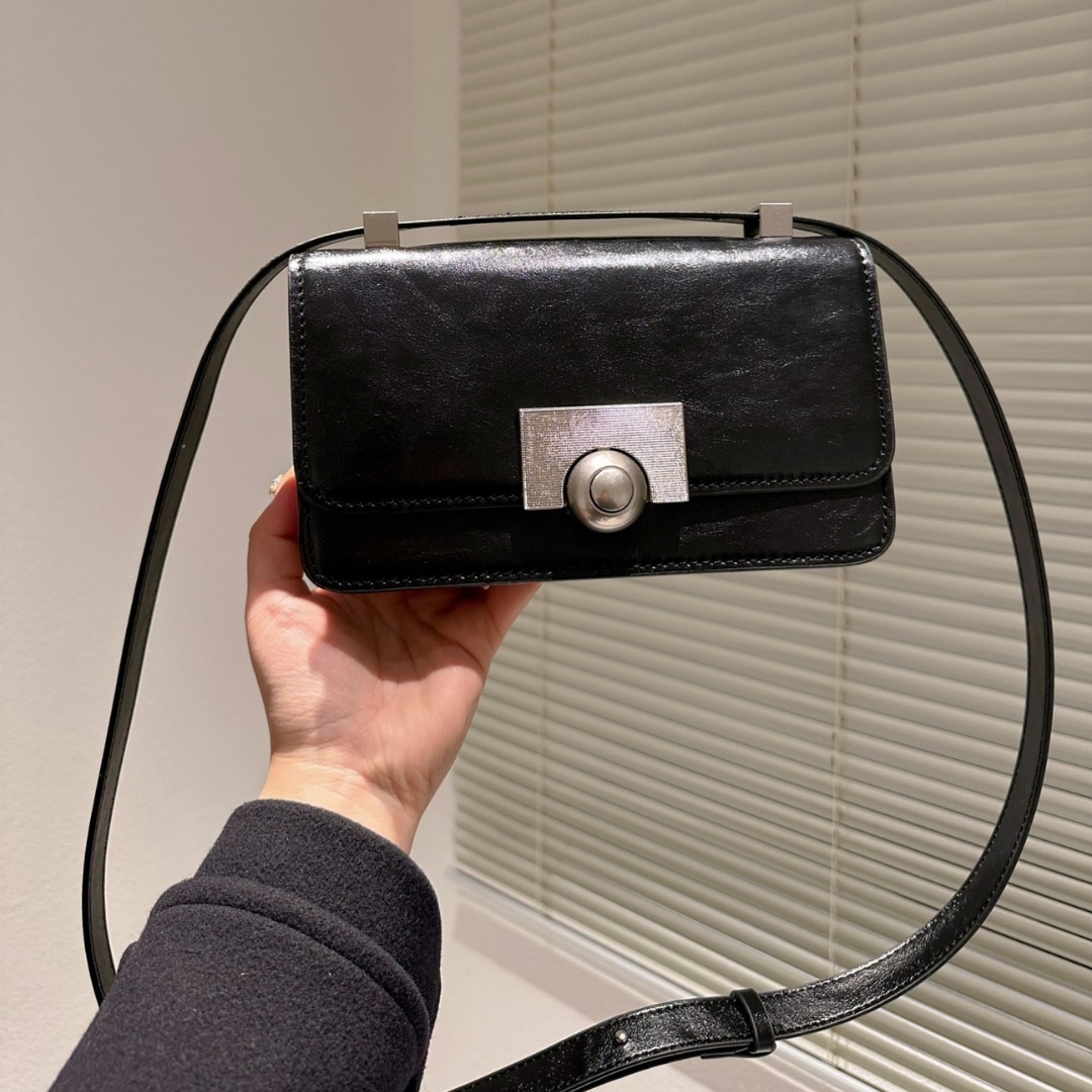 Bottega Veneta Patent Bv Classic Bag In Black 22Cm