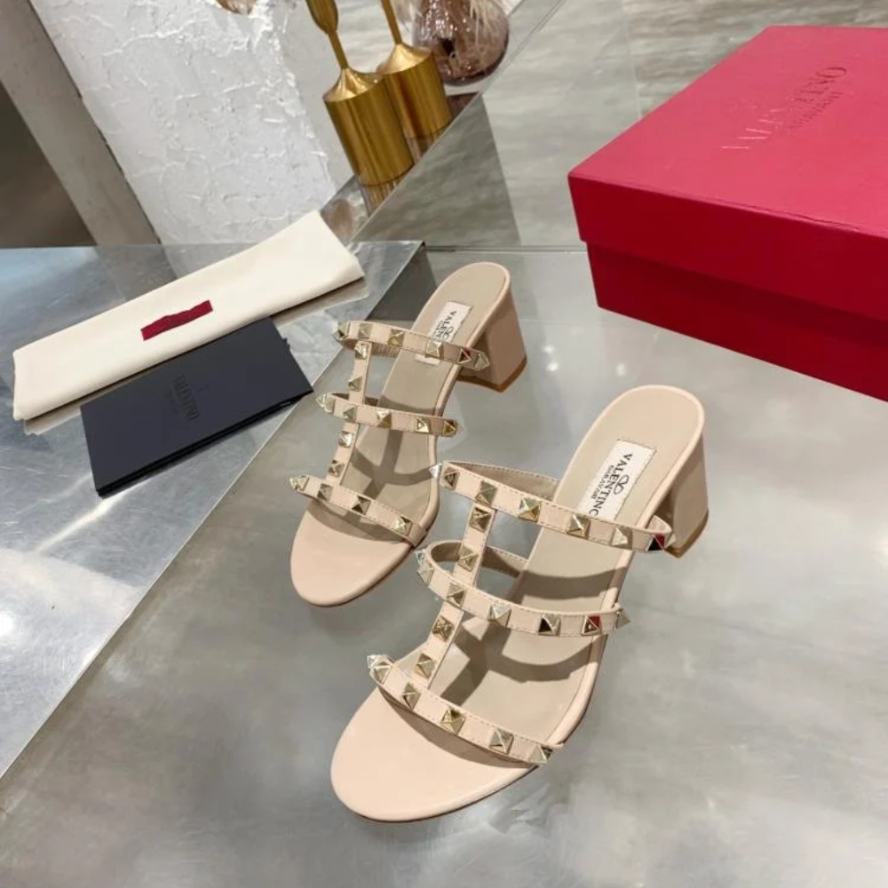 Valentino Garavani Rockstud Slide Sandal In Laminated Nappa Beige 7W2S0C47Vod P45