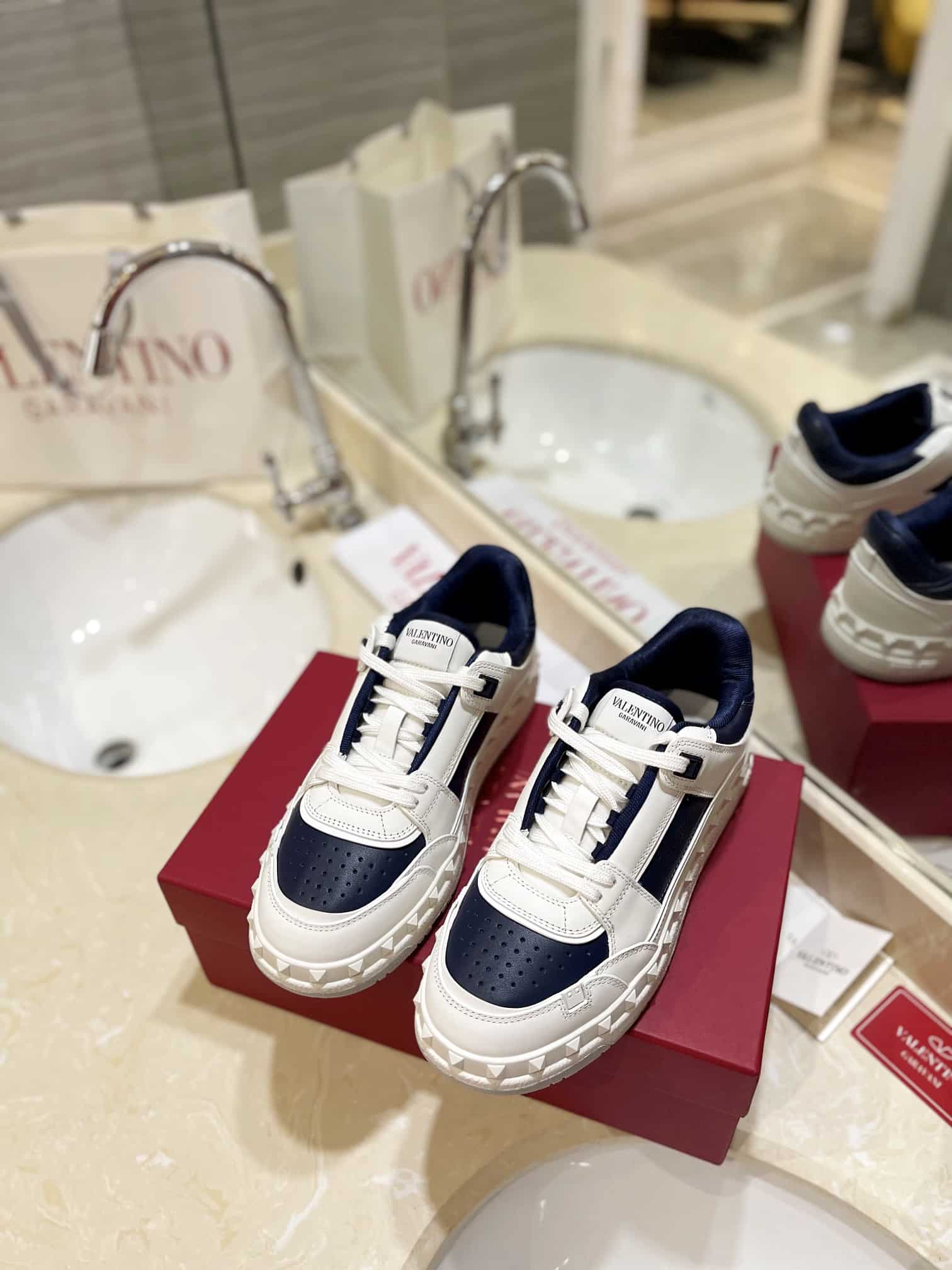 Valentino Garavani Freedots Low Top Sneaker In Calfskin Blue 4Y2S0H43Rdg Fc6