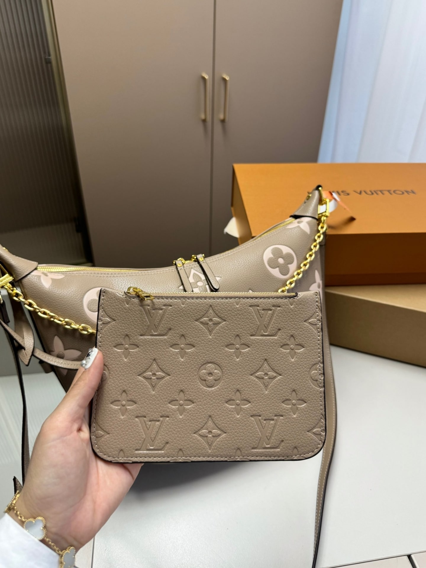 Louis Vuitton Loop Hobo Dove Gray 32Cm M46738