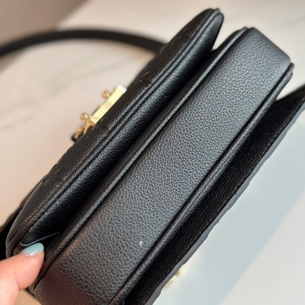 Louis Vuitton Pochette Métis East West Bag Black 21Cm M46595