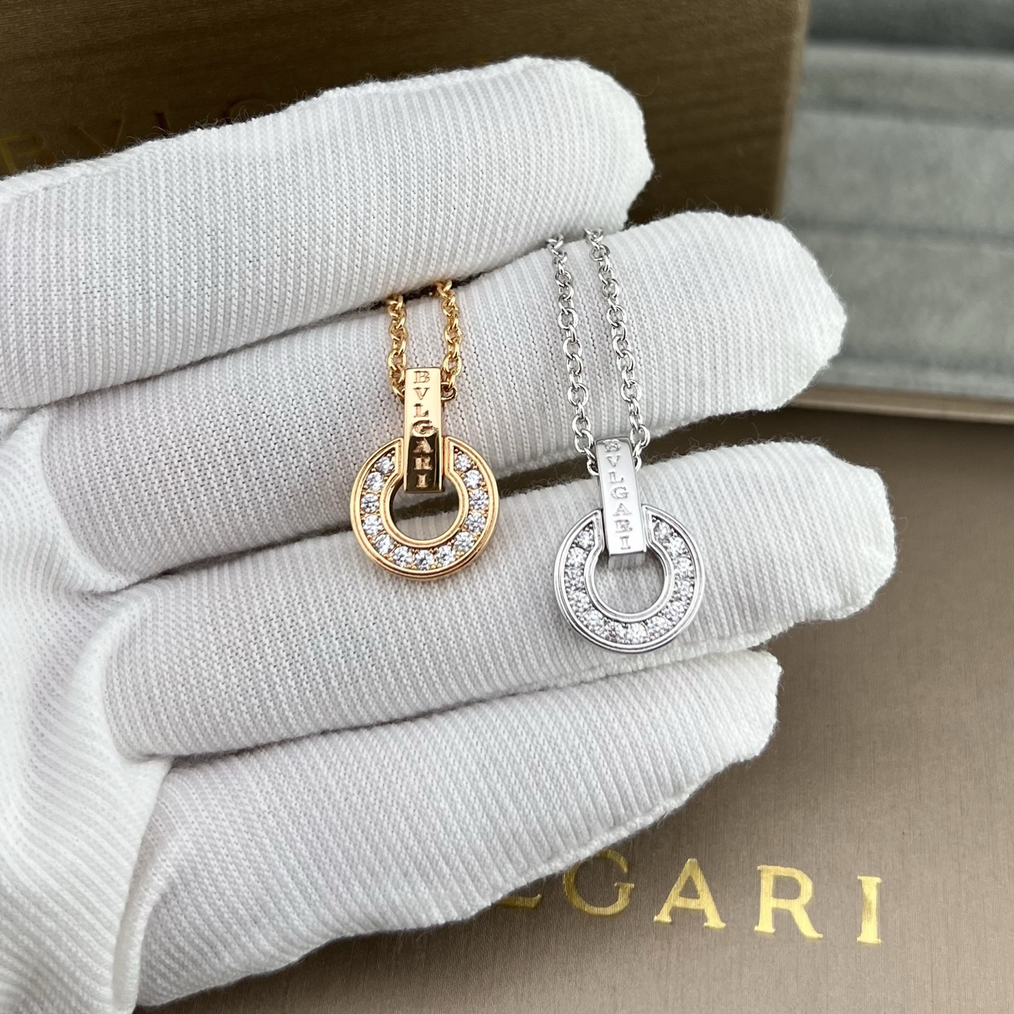 Diamond round cake necklace