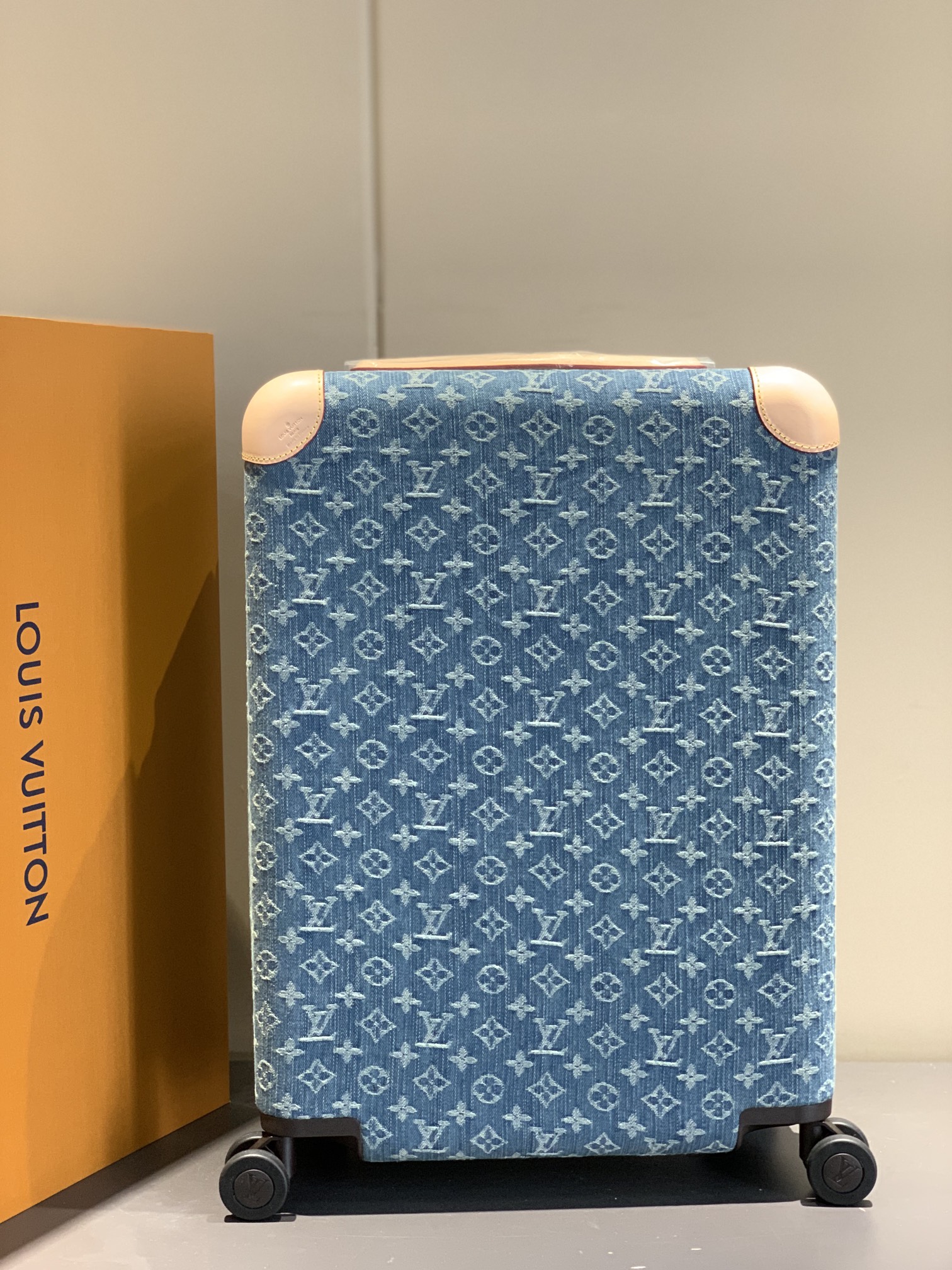 LV-four-wheeled trolley case