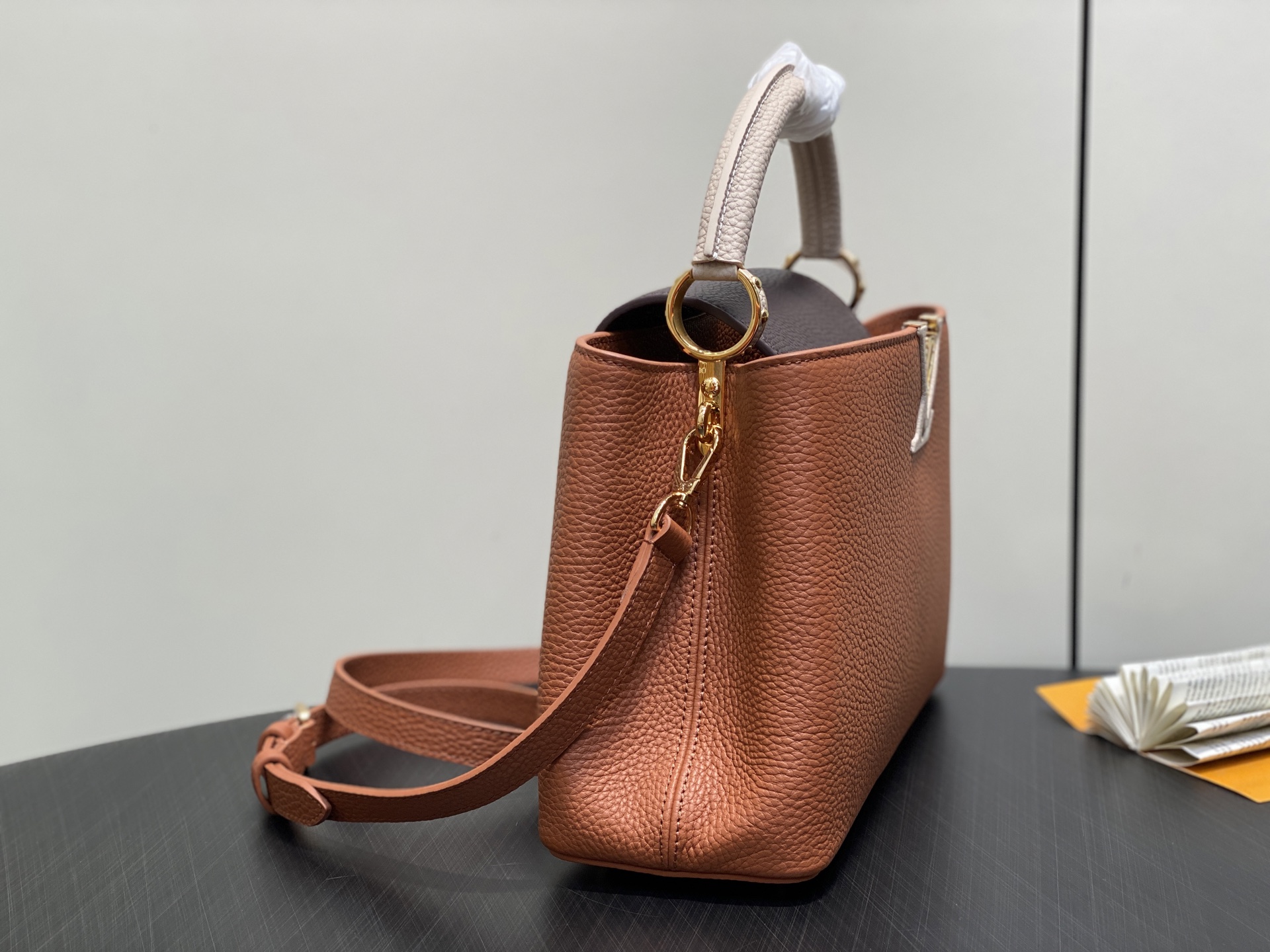 Louis Vuitton Capucines MM M14176 Brown 31.5cm/ 12.2in
