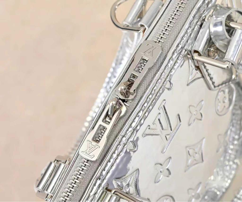 Louis Vuitton Alma Travel 39/15.4in M26410