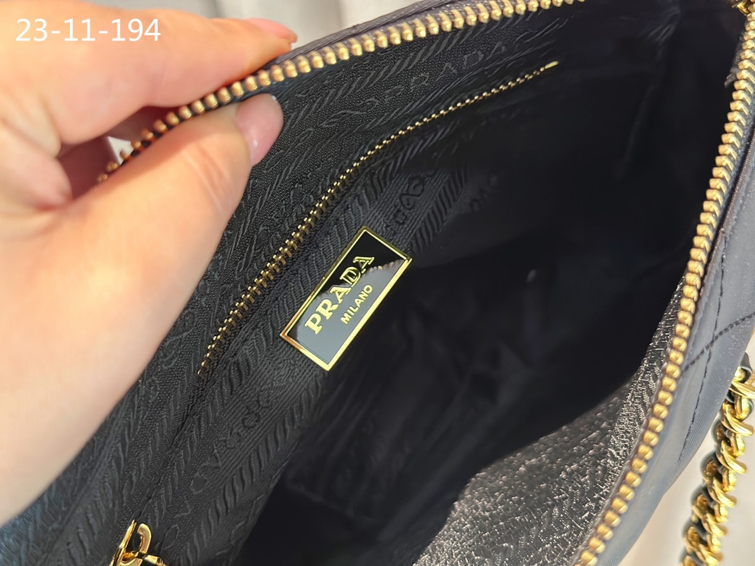 Prada Re Edition 1995 Chaîne Re Nylon Tote Bag Black 26Cm