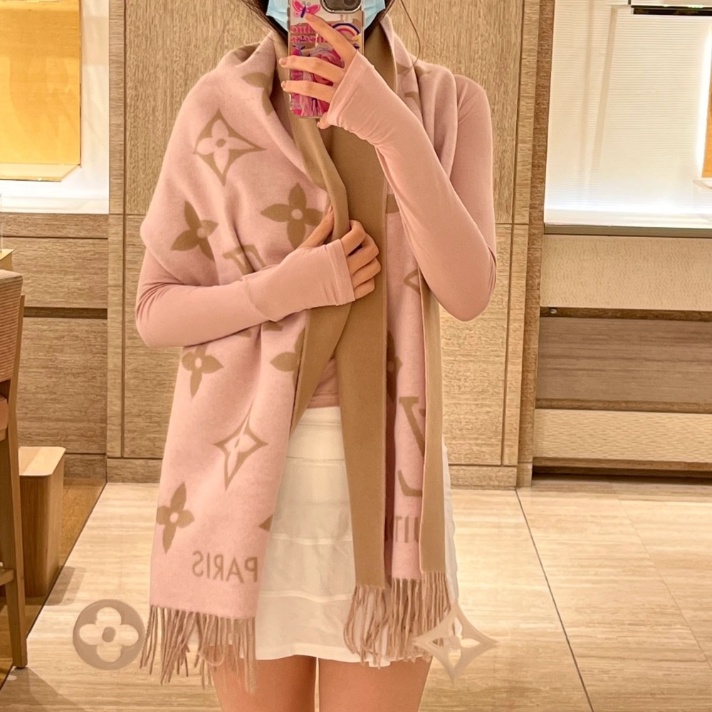 Louis Vuitton Reykjavik Scarf Beige Rose M78908