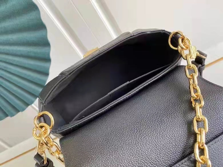 Louis Vuitton Favorite 24Cm Black Noir