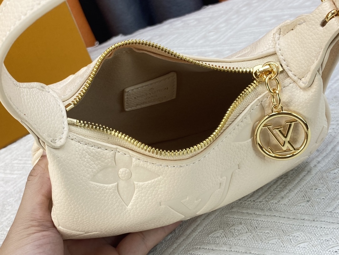 Louis Vuitton Mini Moon White 20Cm M82519