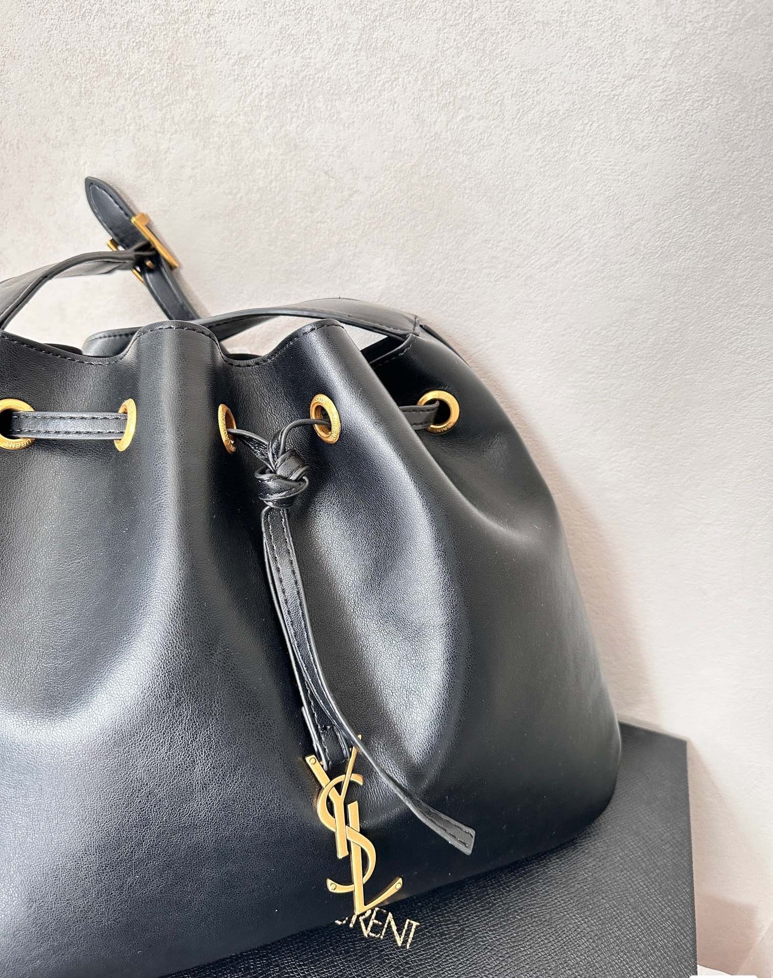 Saint Laurent Paris Vii Medium Flat Hobo Bag In Smooth Leather Black 28Cm