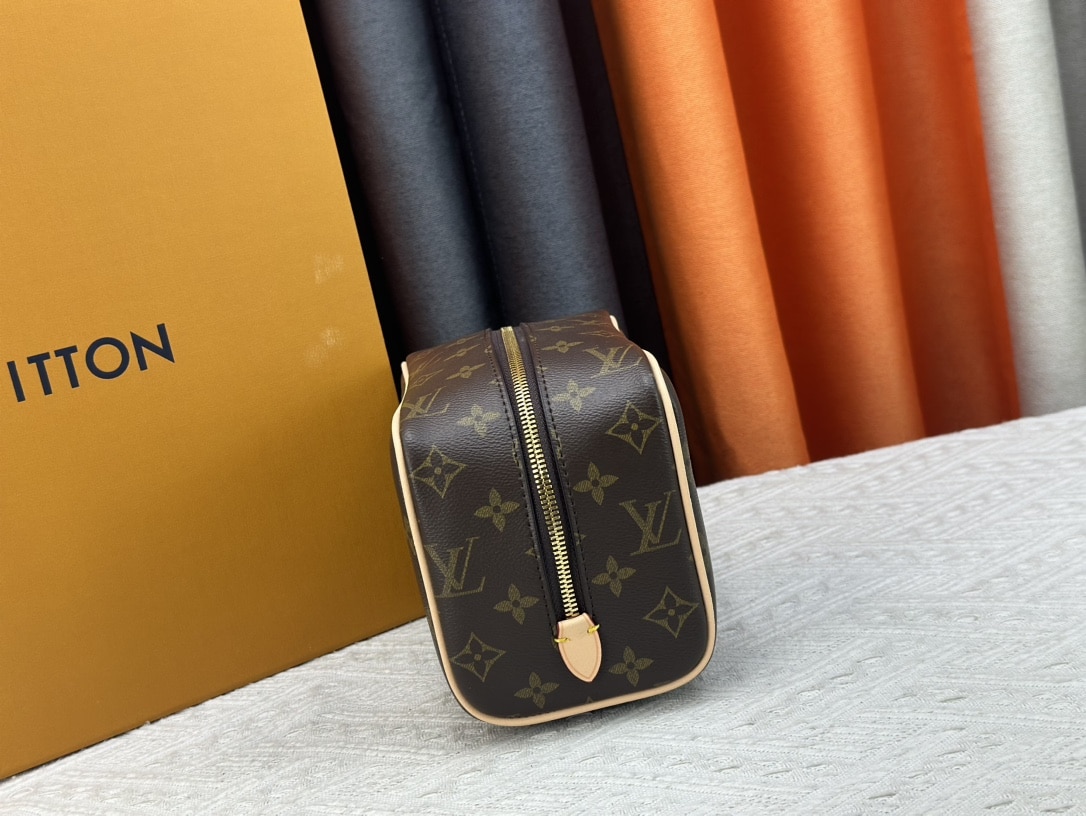 Louis Vuitton Trousse Toilette Locker Dopp Kit 23Cm M83112