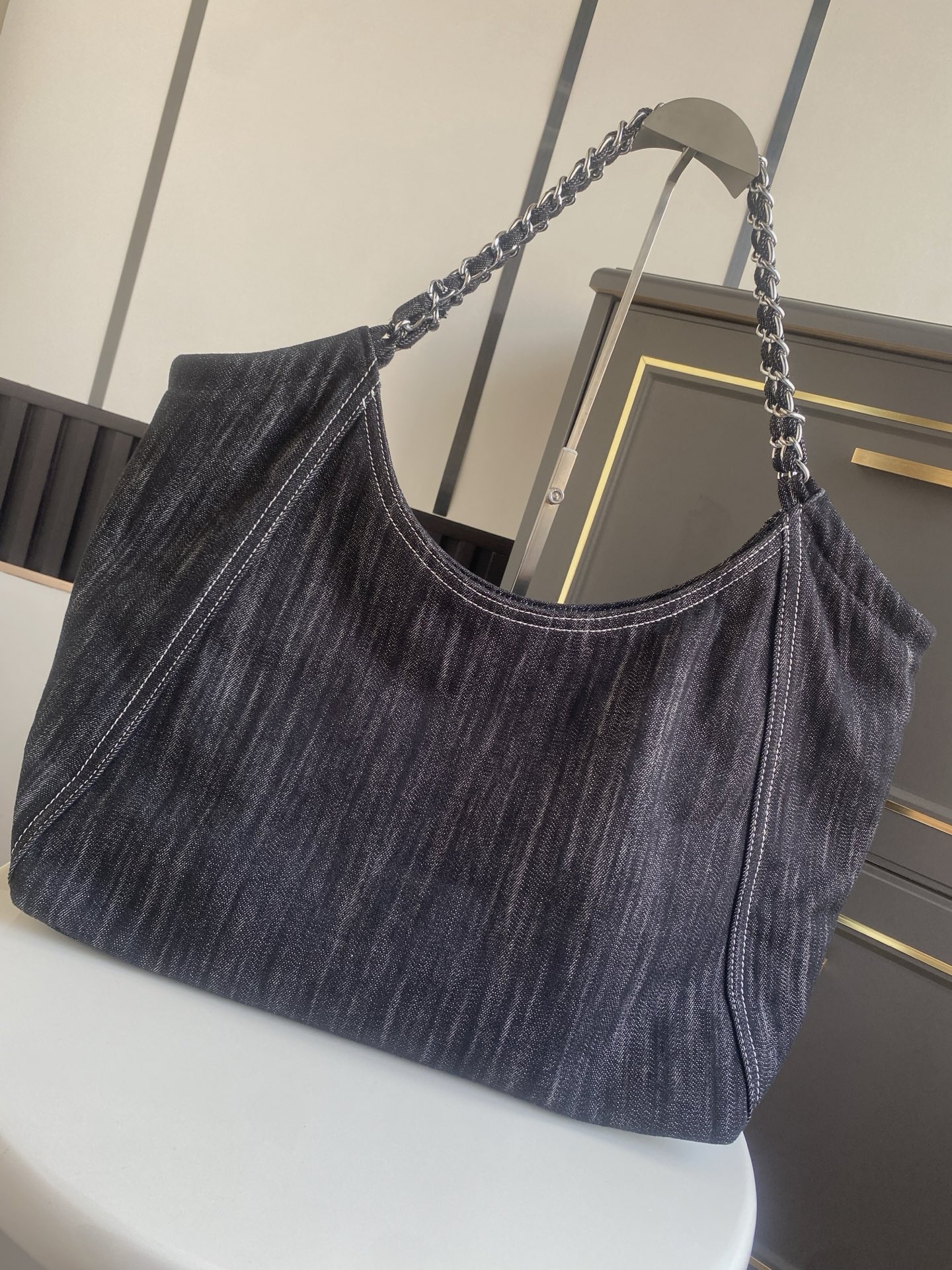 Large Hobo Bag in Denim（Dark Washed Denim ）