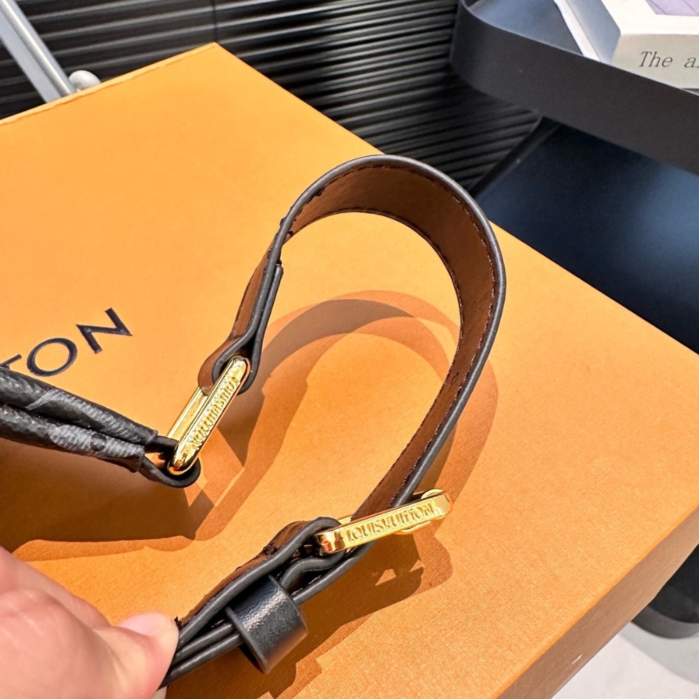 Louis Vuitton Discovery Bumbag PM Monogram Eclipse Black 39Cm M46035