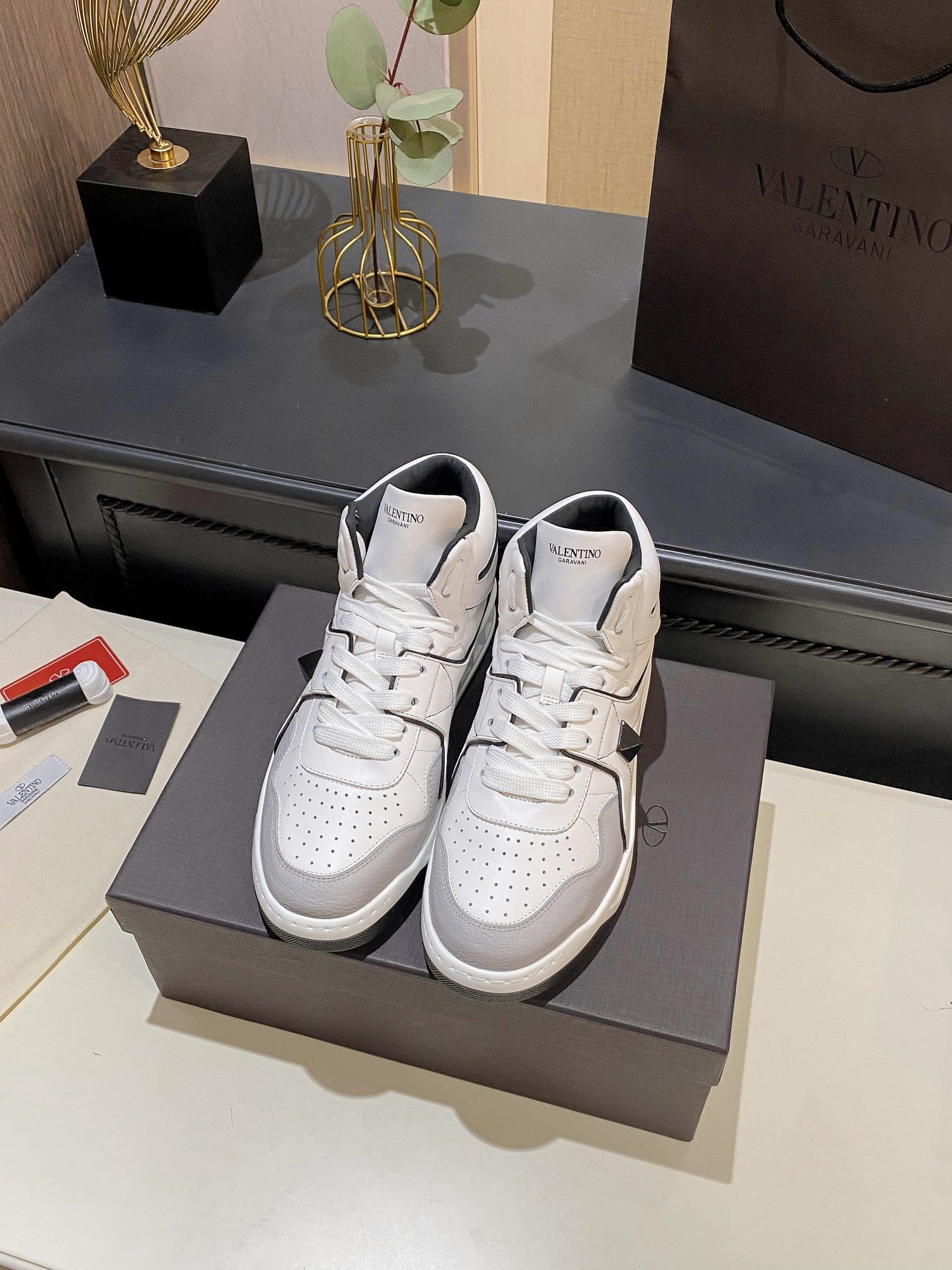 Valentino One Stud Mid-Top Calfskin Sneaker White Ys0E63Nwn 0N2