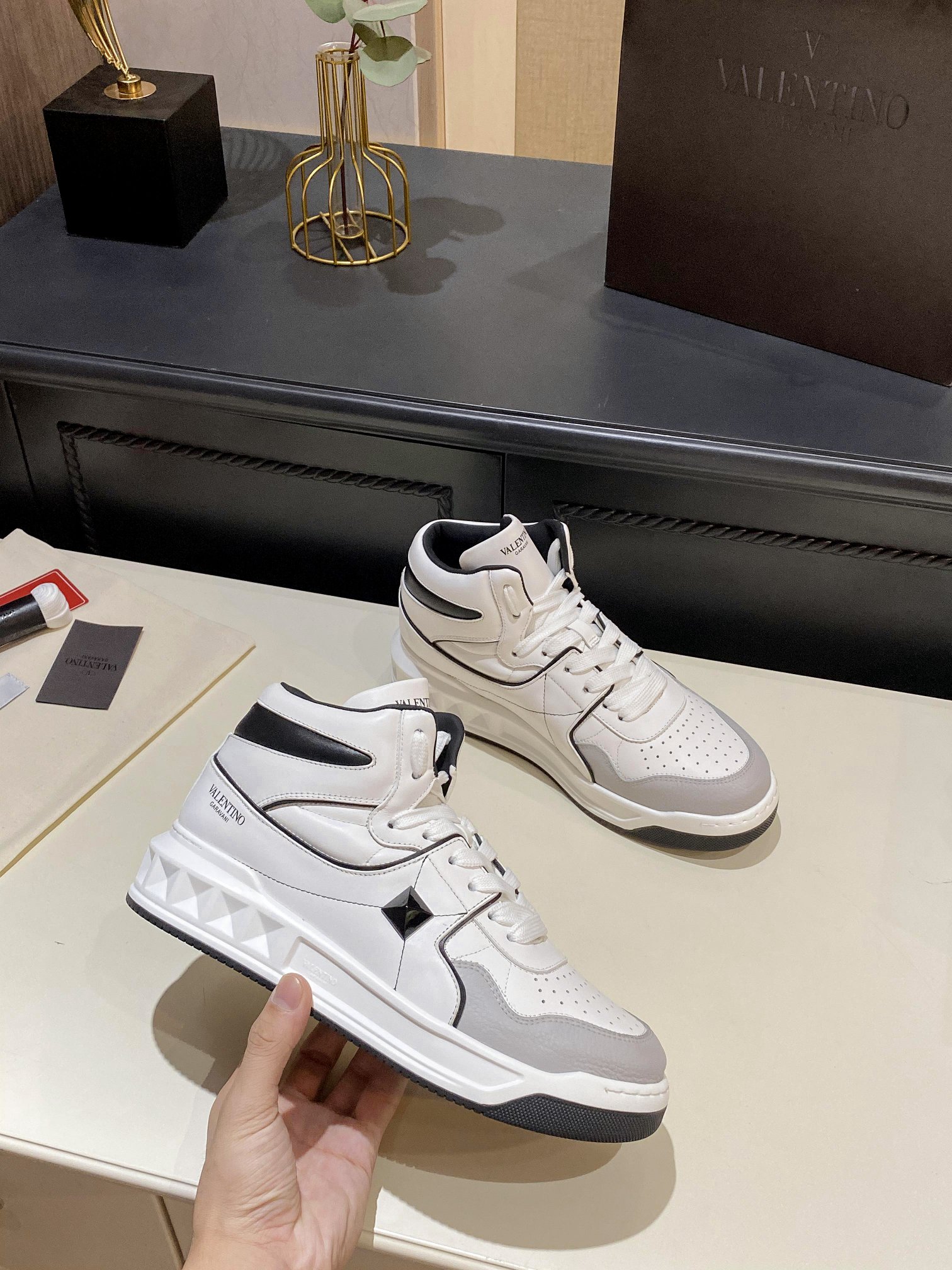 Valentino One Stud Mid-Top Calfskin Sneaker White Ys0E63Nwn 0N2