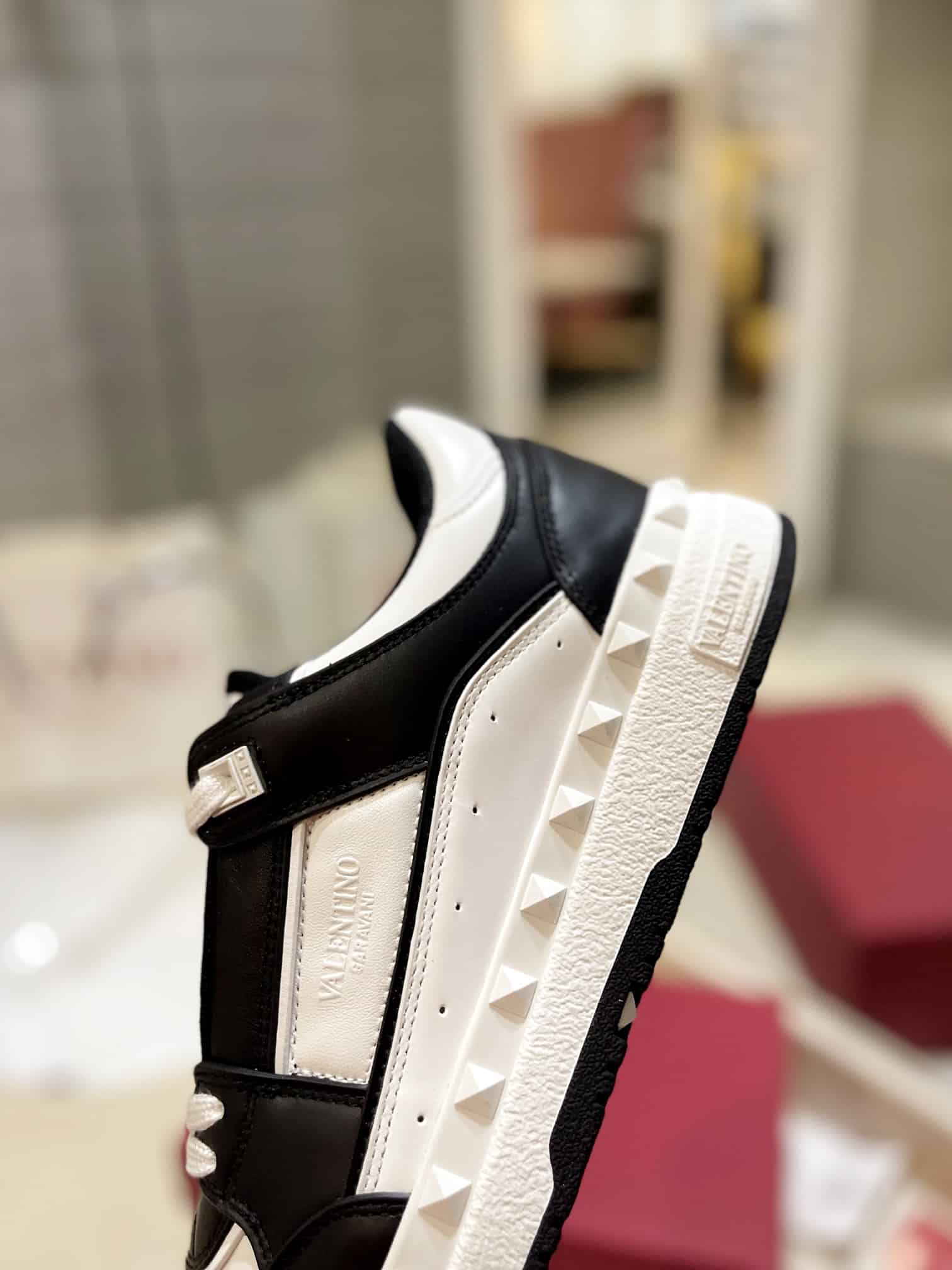 Valentino Garavani Freedots Low Top Sneaker In Calfskin Black 4Y2S0H43Rdg 0Ni