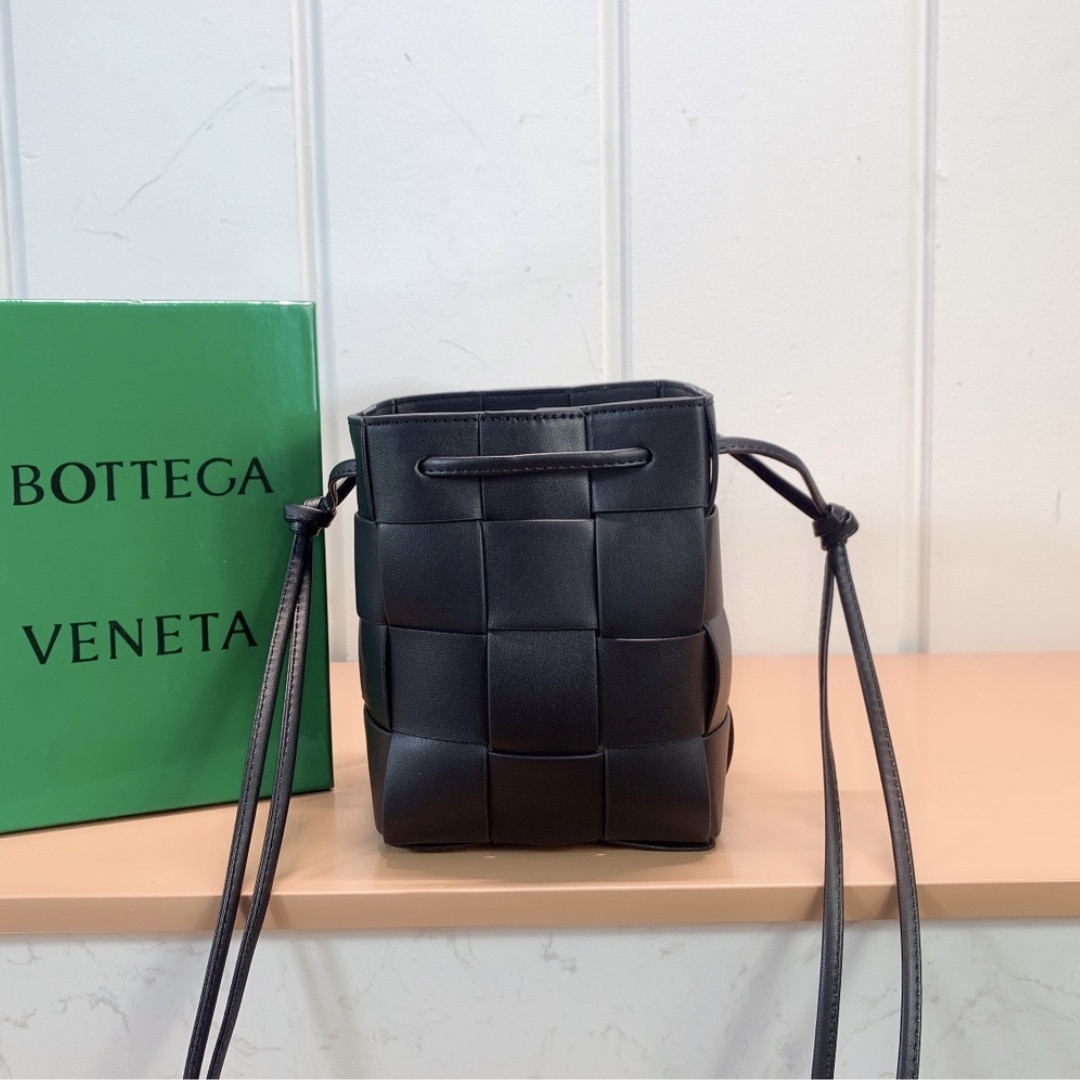 Bottega Veneta Small Cross Body Bucket Black 13Cm
