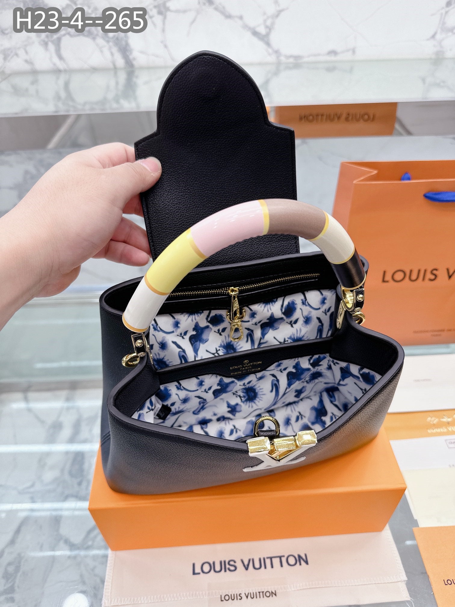 Louis Vuitton Capucines Black 27Cm M21920