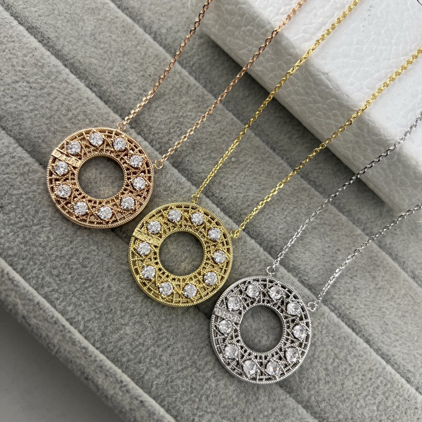 Large Pendant Necklace Featuring a Central Diamond and Twisted-Cord Diamond-Grid Pattern
