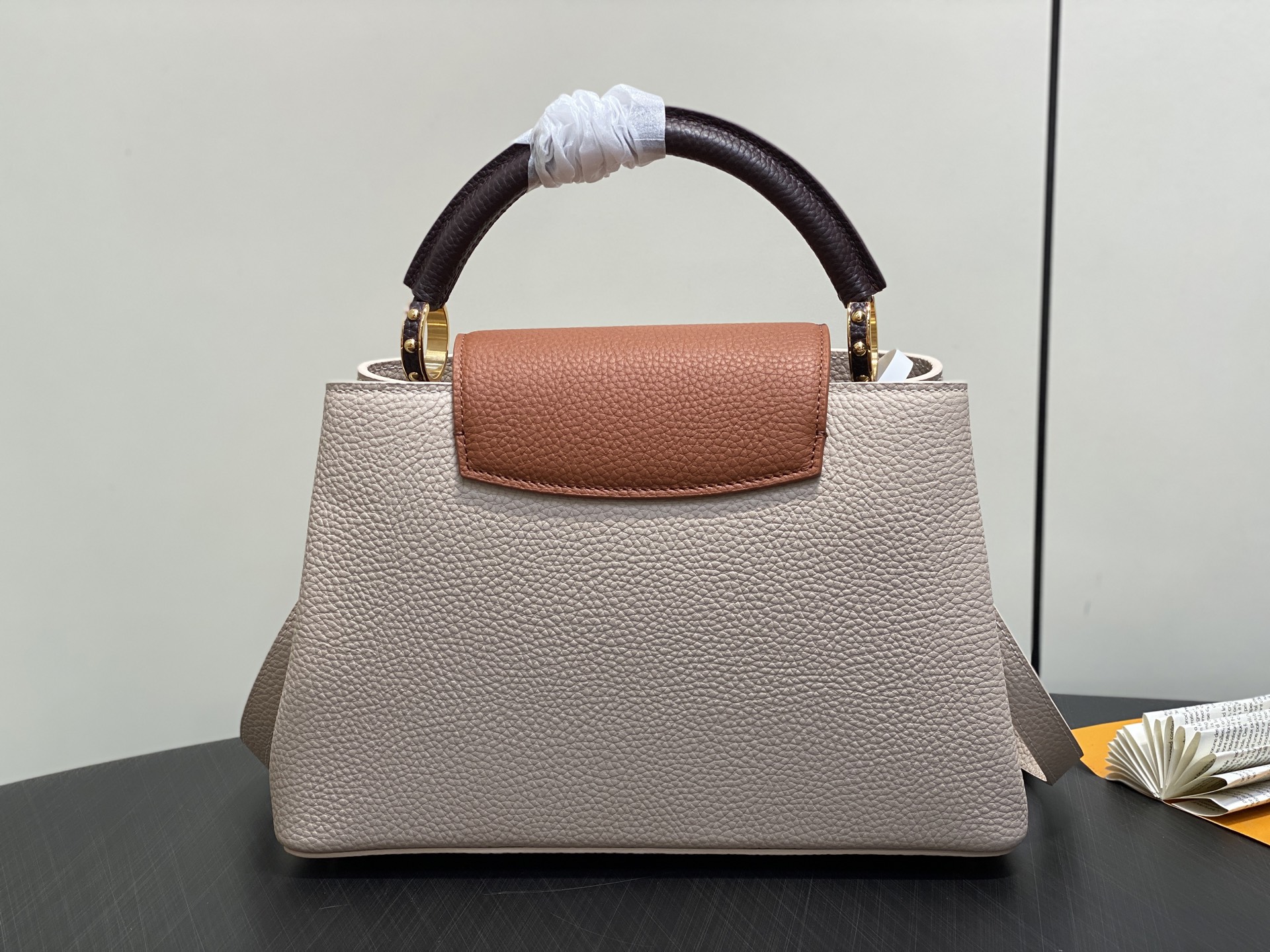 Louis Vuitton Capucines MM M12956 Gray 31.5cm/ 12.2in
