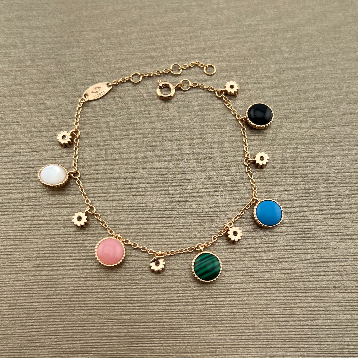 Yellowrose gold double-sided lucky eight-pointed star compass set with diamonds and white mother-of-pearl bracelet